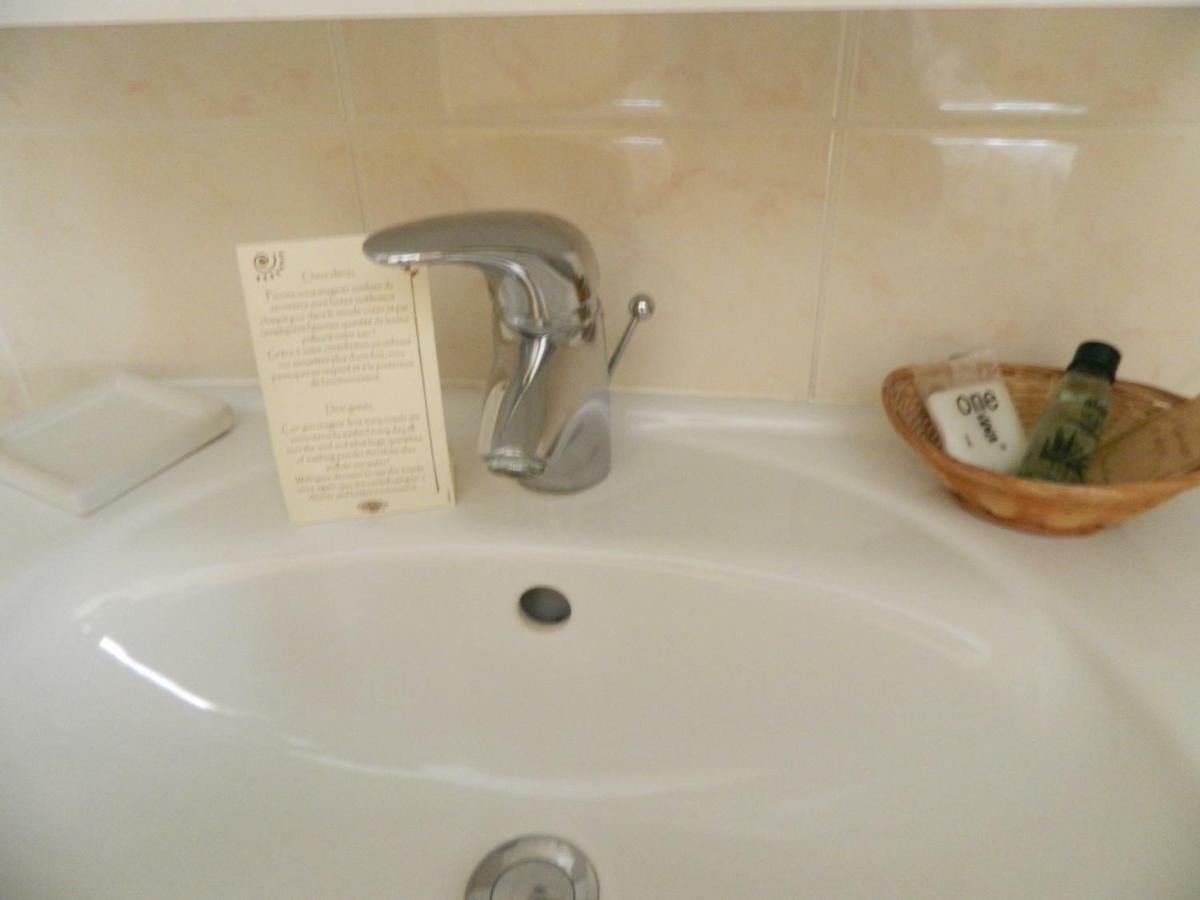 ניונס Hotel La Caravelle מראה חיצוני תמונה